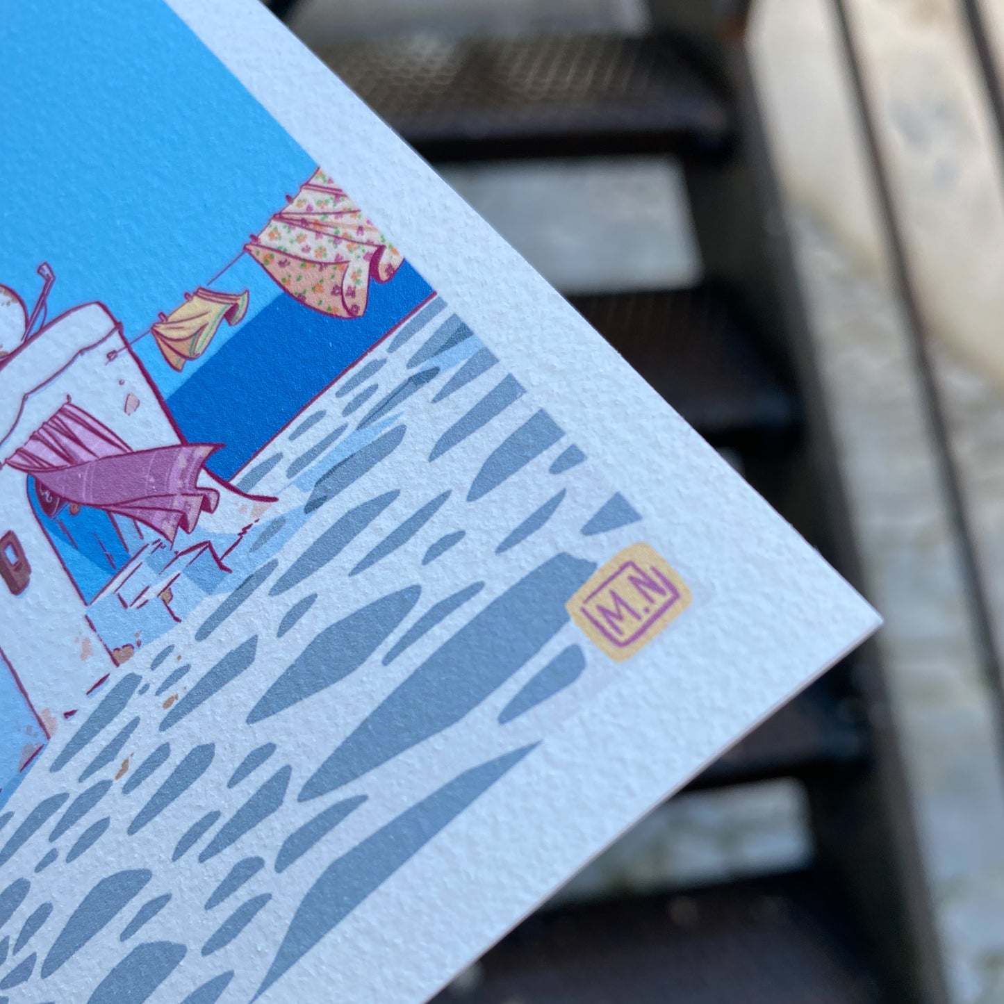 An other close up of the illustration where we can see some details on the laudry.